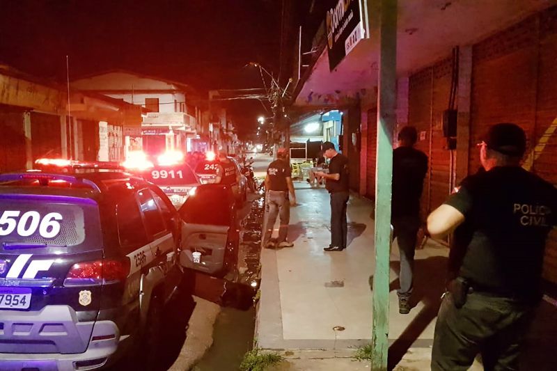A Polícia Civil divulgou, na manhã deste domingo (23), o balanço final da Operação Pacificação, deflagrada às 22 horas de sábado até a madrugada de hoje, nos bairros Cabanagem e Bengui, em Belém. Vinte e cinco bares foram fiscalizados, e quatro acabaram fechados por irregularidades, como falta de documentação obrigatória (alvará). <div class='credito_fotos'>Foto: ASCOM / POLÍCIA CÍVIL   |   <a href='/midias/2019/originais/2777_foto2.jpg' download><i class='fa-solid fa-download'></i> Download</a></div>