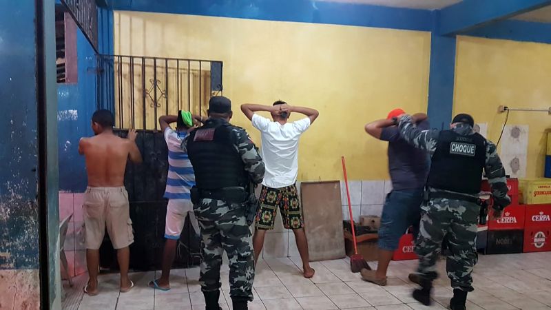 A Polícia Civil divulgou, na manhã deste domingo (23), o balanço final da Operação Pacificação, deflagrada às 22 horas de sábado até a madrugada de hoje, nos bairros Cabanagem e Bengui, em Belém. Vinte e cinco bares foram fiscalizados, e quatro acabaram fechados por irregularidades, como falta de documentação obrigatória (alvará). <div class='credito_fotos'>Foto: ASCOM / POLÍCIA CÍVIL   |   <a href='/midias/2019/originais/2777_foto3.jpg' download><i class='fa-solid fa-download'></i> Download</a></div>