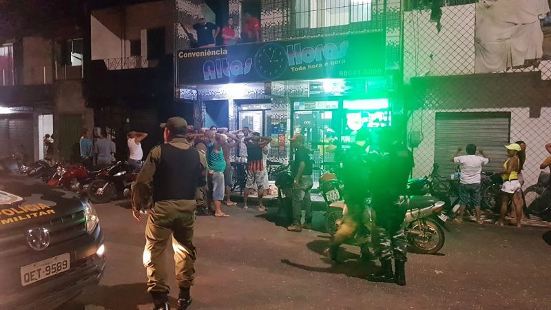 A Polícia Civil divulgou, na manhã deste domingo (23), o balanço final da Operação Pacificação, deflagrada às 22 horas de sábado até a madrugada de hoje, nos bairros Cabanagem e Bengui, em Belém. Vinte e cinco bares foram fiscalizados, e quatro acabaram fechados por irregularidades, como falta de documentação obrigatória (alvará). <div class='credito_fotos'>Foto: ASCOM / POLÍCIA CÍVIL   |   <a href='/midias/2019/originais/2777_foto4.jpg' download><i class='fa-solid fa-download'></i> Download</a></div>