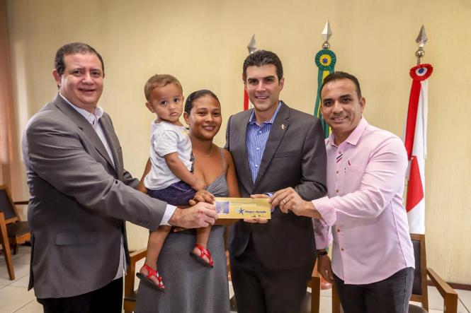 Na manhã desta terça-feira (16), o governador Helder Barbalho esteve na sede da Companhia de Habitação do Pará (Cohab), para participar, junto com o presidente do órgão, José Scaff Filho, das comemorações pelos 54 anos da instituição. Durante a programação foram entregues 54 cheques moradia e realizada a assinatura simbólica de 200 títulos de regularização fundiária.

FOTO: MARCO SANTOS / AGÊNCIA PARÁ
DATA: 16.04.2019
BELÉM - PARÁ <div class='credito_fotos'>Foto: Marco Santos / Ag. Pará   |   <a href='/midias/2019/originais/2777d9d1-2dbd-40b2-9616-e7111a7d4c9f.jpg' download><i class='fa-solid fa-download'></i> Download</a></div>