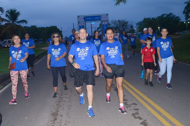 Mais de 350 servidores da Secretaria de Estado de Segurança Pública (Segup) aproveitaram este  domingo (23) para praticar exercício físico, em contato direto com a natureza. Eles participaram da I Corrida e Caminhada da Segup, no Parque Estadual do Utinga, em Belém. O evento esportivo e de lazer encerrou a programação alusiva aos 60 anos de criação da Secretaria, celebrado no último dia 15. <div class='credito_fotos'>Foto: Elielson Modesto / Ascom Segup   |   <a href='/midias/2019/originais/2778_largada1.jpg' download><i class='fa-solid fa-download'></i> Download</a></div>