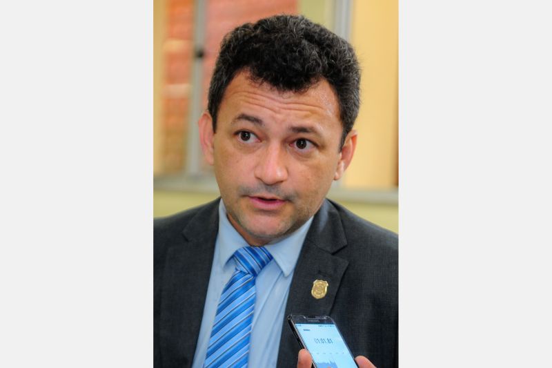 A Polícia Civil do Pará promoveu, na manhã desta segunda-feira (24), uma qualificação voltada para delegados, investigadores e escrivães. O "Curso de Atos e Procedimentos Administrativos Disciplinares" visa a capacitação dos policiais civis para a atuação dinâmica junto à Corregedoria Geral da Polícia Civil (Corregepol) e ocorre na sede da Delegacia Geral, no auditório A, de 8h as 12h e de 14 as 17h.
delegado Elinaldo Oliveira. <div class='credito_fotos'>Foto: Ascom Polícia Civil   |   <a href='/midias/2019/originais/2780_delegadoelinaldooliveira.jpg' download><i class='fa-solid fa-download'></i> Download</a></div>