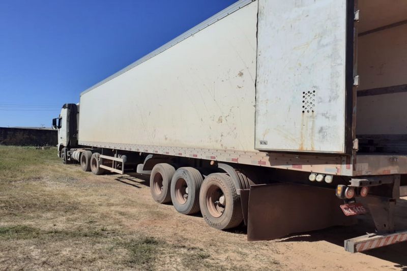 Servidores da Secretaria de Estado da Fazenda do Pará (Sefa) apreenderam, na segunda-feira (24), na unidade fazendária da Sefa, no KM-9 da Rodovia Transamazônica em Marabá,  99.144  latas de cerveja e 13.920 latas de refrigerantes sem nota fiscal. A apreensão foi realizada pela unidade de Mercadorias em Trânsito de Carajás. <div class='credito_fotos'>Foto: ASCOM / SEFA   |   <a href='/midias/2019/originais/2785_foto2.jpg' download><i class='fa-solid fa-download'></i> Download</a></div>