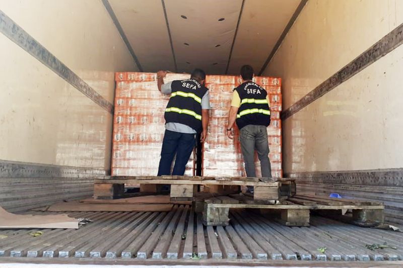 Servidores da Secretaria de Estado da Fazenda do Pará (Sefa) apreenderam, na segunda-feira (24), na unidade fazendária da Sefa, no KM-9 da Rodovia Transamazônica em Marabá,  99.144  latas de cerveja e 13.920 latas de refrigerantes sem nota fiscal. A apreensão foi realizada pela unidade de Mercadorias em Trânsito de Carajás. <div class='credito_fotos'>Foto: ASCOM / SEFA   |   <a href='/midias/2019/originais/2785_foto3.jpg' download><i class='fa-solid fa-download'></i> Download</a></div>