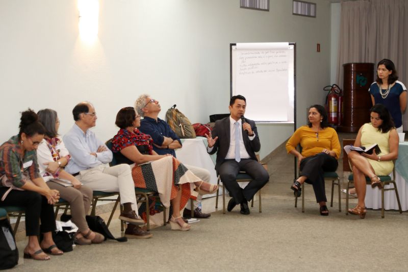 O governo do Pará, por meio do Instituto de Terras do Pará (Iterpa), da Auditoria Geral do Estado (AGE) e do Instituto de Desenvolvimento Florestal e da Biodiversidade do Estado (Ideflor-bio), participou, na manhã desta terça-feira (25), em um hotel no centro de Belém, da oficina “Participação, Transparência e Inovação da Gestão Fundiária do Pará”, idealizada pelo Ministério Público do Estado (MPPA) em parceria com diversos órgãos públicos, organizações da sociedade civil e universidades. <div class='credito_fotos'>Foto: Alex Ribeiro / Ag. Pará   |   <a href='/midias/2019/originais/2786_oficinagestaofudiariadopara20190625_fotosalexribeiro0018.jpg' download><i class='fa-solid fa-download'></i> Download</a></div>