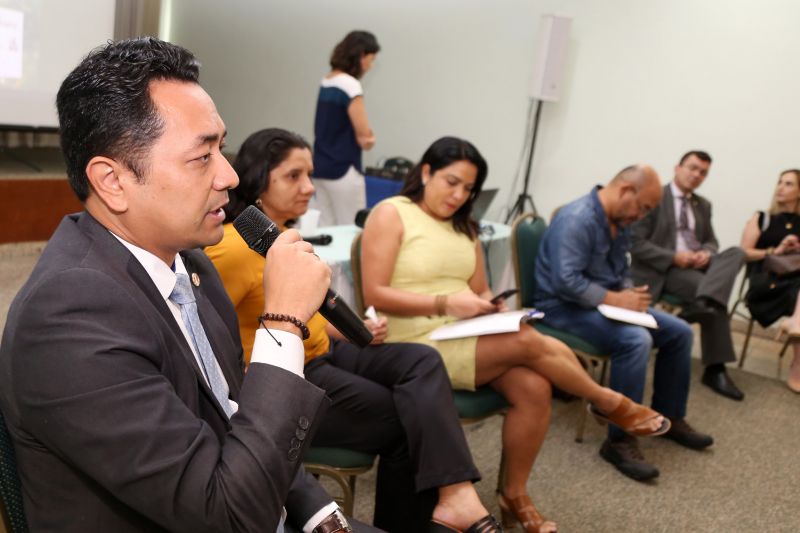 O governo do Pará, por meio do Instituto de Terras do Pará (Iterpa), da Auditoria Geral do Estado (AGE) e do Instituto de Desenvolvimento Florestal e da Biodiversidade do Estado (Ideflor-bio), participou, na manhã desta terça-feira (25), em um hotel no centro de Belém, da oficina “Participação, Transparência e Inovação da Gestão Fundiária do Pará”, idealizada pelo Ministério Público do Estado (MPPA) em parceria com diversos órgãos públicos, organizações da sociedade civil e universidades. <div class='credito_fotos'>Foto: Alex Ribeiro / Ag. Pará   |   <a href='/midias/2019/originais/2786_oficinagestaofudiariadopara20190625_fotosalexribeiro0021.jpg' download><i class='fa-solid fa-download'></i> Download</a></div>