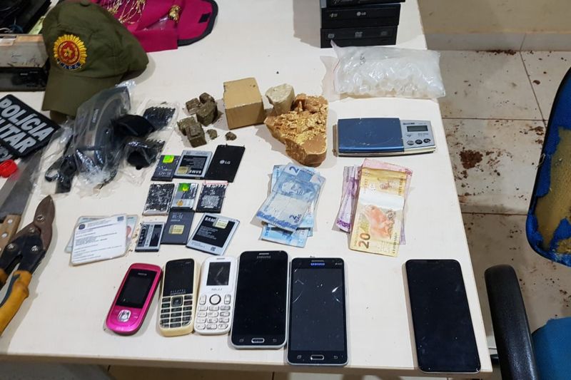 Dinheiro, facões e uma quantidade de drogas avaliada em R$ 10 mil pela Polícia Militar foram apreendidos durante uma operação realizada na noite desta segunda-feira (24) em Conceição do Araguaia, no sudeste do Pará. Agentes da Patrulha Rural do 22º Batalhão chegaram até a residência do proprietário do material após uma denúncia anônima. Ele foi preso em flagrante. <div class='credito_fotos'>Foto: Ascom Polícia Militar   |   <a href='/midias/2019/originais/2788_2.jpg' download><i class='fa-solid fa-download'></i> Download</a></div>