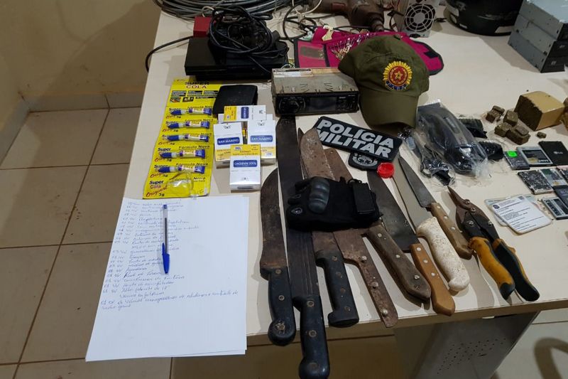 Dinheiro, facões e uma quantidade de drogas avaliada em R$ 10 mil pela Polícia Militar foram apreendidos durante uma operação realizada na noite desta segunda-feira (24) em Conceição do Araguaia, no sudeste do Pará. Agentes da Patrulha Rural do 22º Batalhão chegaram até a residência do proprietário do material após uma denúncia anônima. Ele foi preso em flagrante. <div class='credito_fotos'>Foto: Ascom Polícia Militar   |   <a href='/midias/2019/originais/2788_3.jpg' download><i class='fa-solid fa-download'></i> Download</a></div>