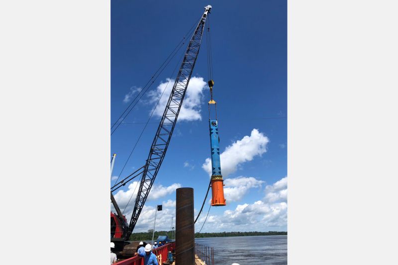 Deve ser concluída, nos próximos 20 dias, a etapa de cravação de estacas que darão origem ao novo mastro de sustentação do trecho da ponte rio Moju, que está sendo construída. Segundo a Secretaria de Estado de Transportes (Setran), a obra está sendo tocada em uma força-tarefa, que representa o maior desafio da engenharia no Pará, pelo curto espaço de tempo para entrega da estrutura. <div class='credito_fotos'>Foto: Divulgação   |   <a href='/midias/2019/originais/2789_estacas1.jpg' download><i class='fa-solid fa-download'></i> Download</a></div>