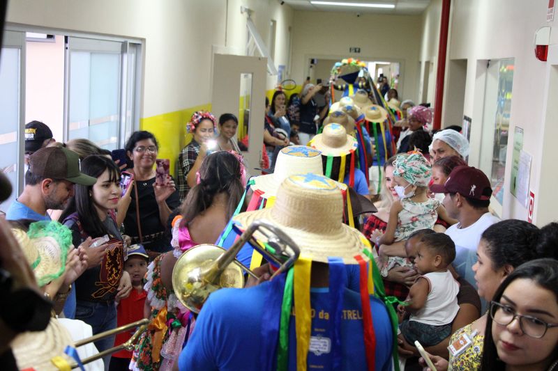 O Arrastão do Pavulagem abriu, pelo terceiro ano consecutivo, os festejos juninos para as crianças em tratamento contra o câncer no Hospital Oncológico Infantil Octávio Lobo, em Belém. Neste ano, além de promover a cultura regional, o arraial da unidade, realizado na segunda-feira (24), também abriu espaço para as tradicionais quadrilhas, concurso de fantasias típicas e brincadeiras. <div class='credito_fotos'>Foto: Divulgação   |   <a href='/midias/2019/originais/2790_img_4297.jpg' download><i class='fa-solid fa-download'></i> Download</a></div>