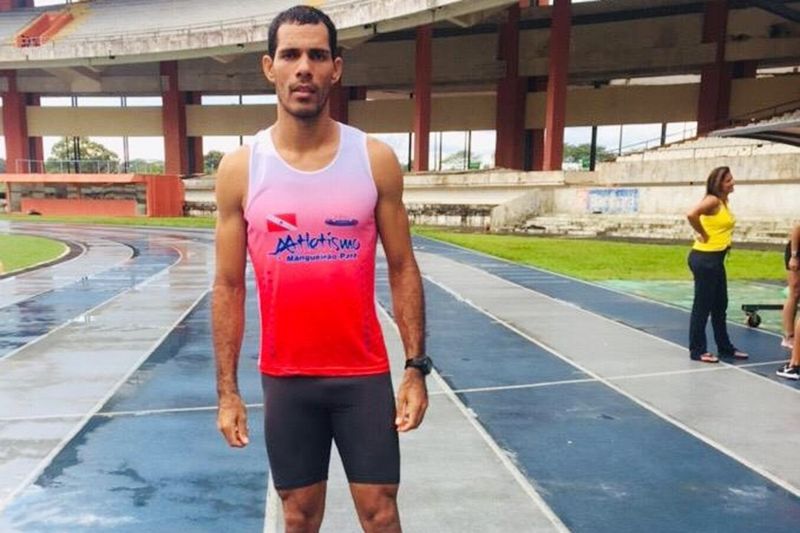 A pista de atletismo do Estádio Olímpico do Pará, o Mangueirão, em Belém, é palco para a busca de um sonho: a conquista do tetracampeonato Norte-Nordeste de Atletismo, na prova de 1.500 metros. De olho no título, Eduardo Costa da Silva, 28 anos, atleta contemplado pelo Programa Bolsa Talento, coordenado pela Secretaria de Estado de Esporte e Lazer (Seel), intensificou o treinamento para continuar no primeiro lugar do pódio, pelo quarto ano consecutivo. <div class='credito_fotos'>Foto: ASCOM / SEEL   |   <a href='/midias/2019/originais/2791_eduardo1.jpg' download><i class='fa-solid fa-download'></i> Download</a></div>