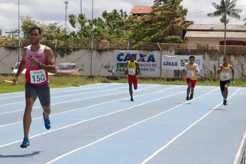 A pista de atletismo do Estádio Olímpico do Pará, o Mangueirão, em Belém, é palco para a busca de um sonho: a conquista do tetracampeonato Norte-Nordeste de Atletismo, na prova de 1.500 metros. De olho no título, Eduardo Costa da Silva, 28 anos, atleta contemplado pelo Programa Bolsa Talento, coordenado pela Secretaria de Estado de Esporte e Lazer (Seel), intensificou o treinamento para continuar no primeiro lugar do pódio, pelo quarto ano consecutivo. <div class='credito_fotos'>Foto: ASCOM / SEEL   |   <a href='/midias/2019/originais/2791_eduardo2.jpg' download><i class='fa-solid fa-download'></i> Download</a></div>