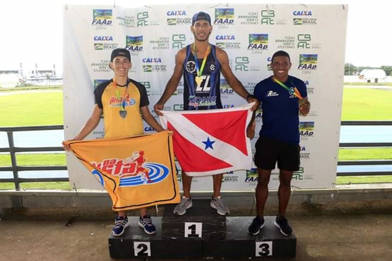 A pista de atletismo do Estádio Olímpico do Pará, o Mangueirão, em Belém, é palco para a busca de um sonho: a conquista do tetracampeonato Norte-Nordeste de Atletismo, na prova de 1.500 metros. De olho no título, Eduardo Costa da Silva, 28 anos, atleta contemplado pelo Programa Bolsa Talento, coordenado pela Secretaria de Estado de Esporte e Lazer (Seel), intensificou o treinamento para continuar no primeiro lugar do pódio, pelo quarto ano consecutivo. <div class='credito_fotos'>Foto: ASCOM / SEEL   |   <a href='/midias/2019/originais/2791_eduardo3foto1.jpg' download><i class='fa-solid fa-download'></i> Download</a></div>