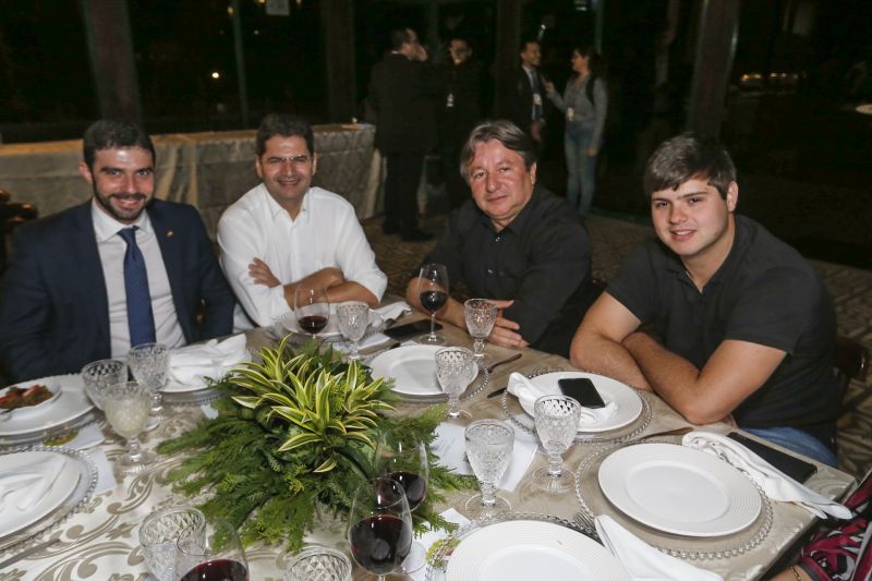 A agenda do Executivo para o segundo semestre de 2019 foi o assunto principal do encontro de integração conduzido, na noite desta terça-feira (25), pelo governador Helder Barbalho e pelo vice-governador Lúcio Vale, no Parque da Residência, em Belém.

FOTO: MARCELO SEABRA / AGÊNCIA PARÁ
DATA: 26.06.2019
BELÉM - PARÁ <div class='credito_fotos'>Foto: Marcelo Seabra / Ag. Pará   |   <a href='/midias/2019/originais/2793_20190625212645__mg_9783.jpg' download><i class='fa-solid fa-download'></i> Download</a></div>