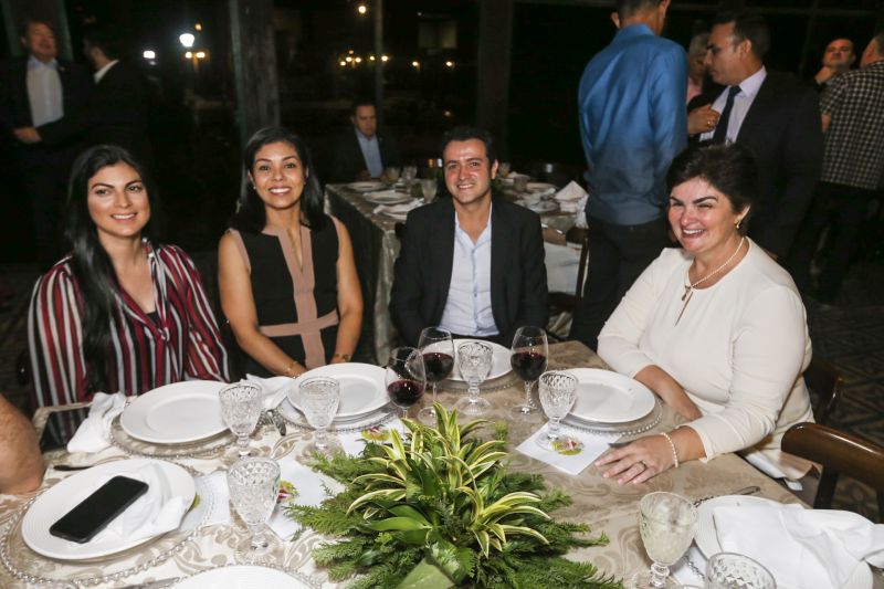 A agenda do Executivo para o segundo semestre de 2019 foi o assunto principal do encontro de integração conduzido, na noite desta terça-feira (25), pelo governador Helder Barbalho e pelo vice-governador Lúcio Vale, no Parque da Residência, em Belém.

FOTO: MARCELO SEABRA / AGÊNCIA PARÁ
DATA: 26.06.2019
BELÉM - PARÁ <div class='credito_fotos'>Foto: Marcelo Seabra / Ag. Pará   |   <a href='/midias/2019/originais/2793_20190625212659__mg_9787.jpg' download><i class='fa-solid fa-download'></i> Download</a></div>