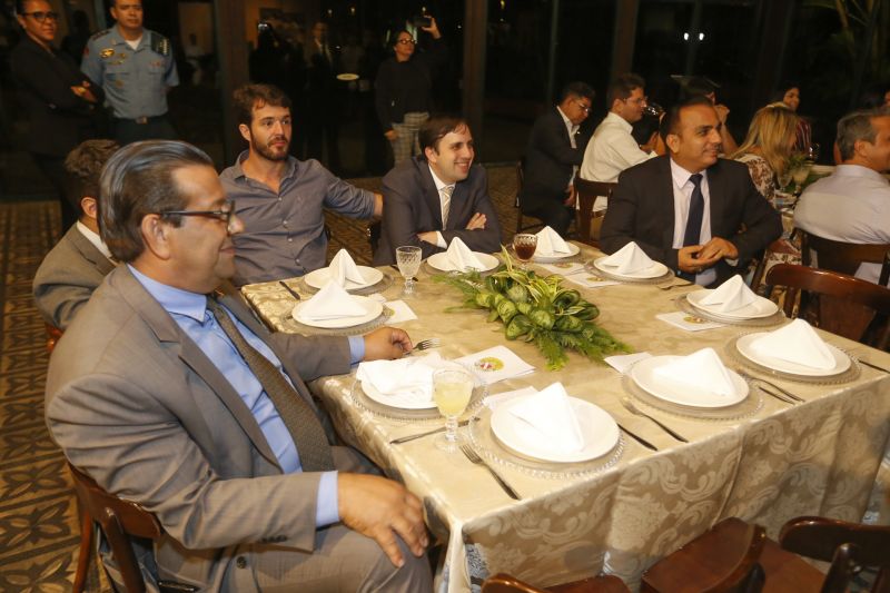 A agenda do Executivo para o segundo semestre de 2019 foi o assunto principal do encontro de integração conduzido, na noite desta terça-feira (25), pelo governador Helder Barbalho e pelo vice-governador Lúcio Vale, no Parque da Residência, em Belém.

FOTO: MARCELO SEABRA / AGÊNCIA PARÁ
DATA: 26.06.2019
BELÉM - PARÁ <div class='credito_fotos'>Foto: Marcelo Seabra / Ag. Pará   |   <a href='/midias/2019/originais/2793_20190625213541__mg_9836.jpg' download><i class='fa-solid fa-download'></i> Download</a></div>