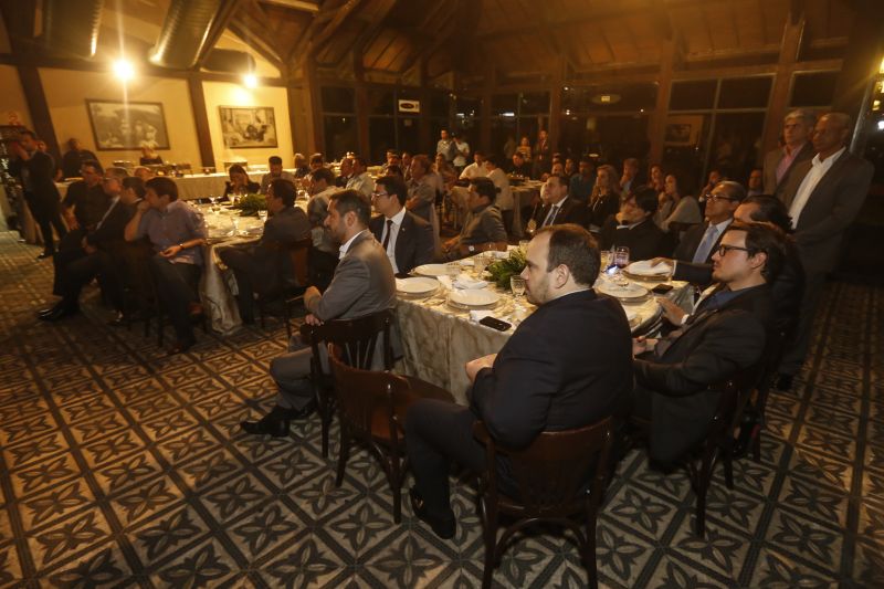 A agenda do Executivo para o segundo semestre de 2019 foi o assunto principal do encontro de integração conduzido, na noite desta terça-feira (25), pelo governador Helder Barbalho e pelo vice-governador Lúcio Vale, no Parque da Residência, em Belém.

FOTO: MARCELO SEABRA / AGÊNCIA PARÁ
DATA: 26.06.2019
BELÉM - PARÁ <div class='credito_fotos'>Foto: Marcelo Seabra / Ag. Pará   |   <a href='/midias/2019/originais/2793_20190625214953__mg_9911.jpg' download><i class='fa-solid fa-download'></i> Download</a></div>