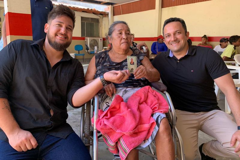 Prossegue até a próxima sexta-feira (28) a emissão gratuita de carteiras de identidade e de trabalho para moradores do município de Tailândia, no sudeste paraense.

FOTO:WAGNER ALMEIDA / SEJUDH
DATA: 26.06.2019
BELÉM - PARÁ <div class='credito_fotos'>Foto: Wagner Almeida/ Ascom Sejudh   |   <a href='/midias/2019/originais/2794_acaocidadaniaemtailandia.jpg' download><i class='fa-solid fa-download'></i> Download</a></div>