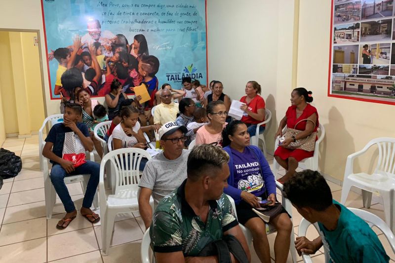 Prossegue até a próxima sexta-feira (28) a emissão gratuita de carteiras de identidade e de trabalho para moradores do município de Tailândia, no sudeste paraense.

FOTO:WAGNER ALMEIDA / SEJUDH
DATA: 26.06.2019
BELÉM - PARÁ <div class='credito_fotos'>Foto: Wagner Almeida/ Ascom Sejudh   |   <a href='/midias/2019/originais/2794_acaodecidadaniaemtailandia2.jpg' download><i class='fa-solid fa-download'></i> Download</a></div>