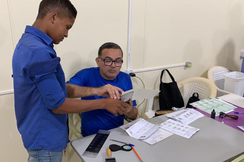 Prossegue até a próxima sexta-feira (28) a emissão gratuita de carteiras de identidade e de trabalho para moradores do município de Tailândia, no sudeste paraense.

FOTO:WAGNER ALMEIDA / SEJUDH
DATA: 26.06.2019
BELÉM - PARÁ <div class='credito_fotos'>Foto: Wagner Almeida/ Ascom Sejudh   |   <a href='/midias/2019/originais/2794_acaodecidadaniaemtailandia3.jpg' download><i class='fa-solid fa-download'></i> Download</a></div>