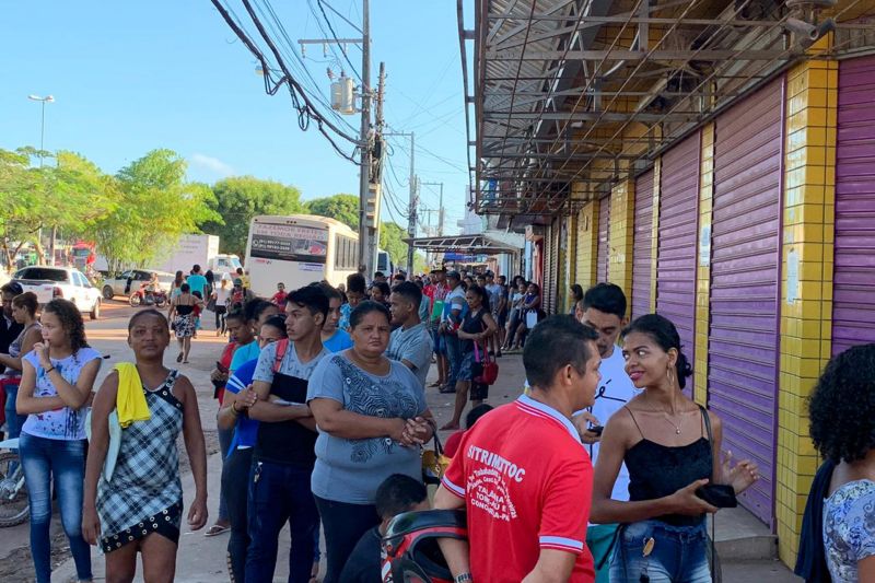 Prossegue até a próxima sexta-feira (28) a emissão gratuita de carteiras de identidade e de trabalho para moradores do município de Tailândia, no sudeste paraense.

FOTO:WAGNER ALMEIDA / SEJUDH
DATA: 26.06.2019
BELÉM - PARÁ <div class='credito_fotos'>Foto: Wagner Almeida/ Ascom Sejudh   |   <a href='/midias/2019/originais/2794_acaodecidadaniaemtailandia5.jpg' download><i class='fa-solid fa-download'></i> Download</a></div>
