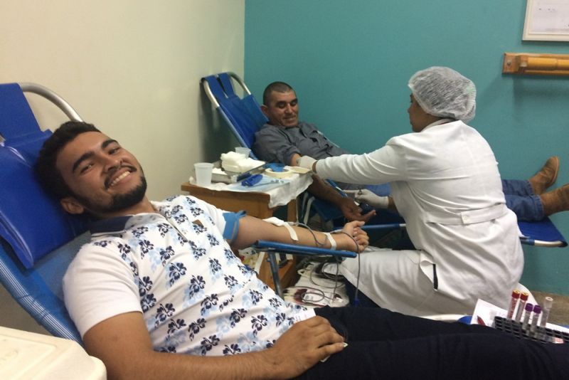 Os familiares e amigos de Simeão Lira vivenciaram uma terça-feira diferente. Ontem, 25, eles viajaram 110 quilômetros entre as cidades de Palestina e Marabá para cumprir a promessa feita pela mãe de Simeão à Nossa Senhora de Fátima, quando ele estava internado no Hospital Regional do Sudeste do Pará - Dr. Geraldo Veloso (HRSP), em decorrência de um acidente de motocicleta. Foi doando sangue que o grupo retribuiu a recuperação bem-sucedida, emocionando as pessoas que aguardavam no posto de coleta montado pelo Hemopa Marabá no Hospital.

FOTO: ASCOM HRPM
DATA: 26.06.2019
MARABÁ - PARÁ <div class='credito_fotos'>Foto: Ascom / HRPM   |   <a href='/midias/2019/originais/2796_coletanoregional4.jpg' download><i class='fa-solid fa-download'></i> Download</a></div>
