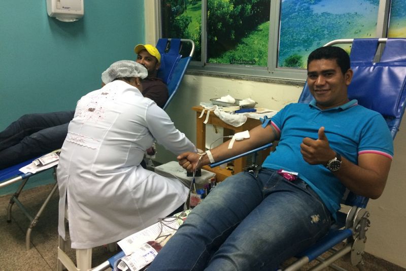 Os familiares e amigos de Simeão Lira vivenciaram uma terça-feira diferente. Ontem, 25, eles viajaram 110 quilômetros entre as cidades de Palestina e Marabá para cumprir a promessa feita pela mãe de Simeão à Nossa Senhora de Fátima, quando ele estava internado no Hospital Regional do Sudeste do Pará - Dr. Geraldo Veloso (HRSP), em decorrência de um acidente de motocicleta. Foi doando sangue que o grupo retribuiu a recuperação bem-sucedida, emocionando as pessoas que aguardavam no posto de coleta montado pelo Hemopa Marabá no Hospital.

FOTO: ASCOM HRPM
DATA: 26.06.2019
MARABÁ - PARÁ <div class='credito_fotos'>Foto: Ascom / HRPM   |   <a href='/midias/2019/originais/2796_coletanoregional5.jpg' download><i class='fa-solid fa-download'></i> Download</a></div>