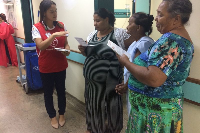 Os familiares e amigos de Simeão Lira vivenciaram uma terça-feira diferente. Ontem, 25, eles viajaram 110 quilômetros entre as cidades de Palestina e Marabá para cumprir a promessa feita pela mãe de Simeão à Nossa Senhora de Fátima, quando ele estava internado no Hospital Regional do Sudeste do Pará - Dr. Geraldo Veloso (HRSP), em decorrência de um acidente de motocicleta. Foi doando sangue que o grupo retribuiu a recuperação bem-sucedida, emocionando as pessoas que aguardavam no posto de coleta montado pelo Hemopa Marabá no Hospital.

FOTO: ASCOM HRPM
DATA: 26.06.2019
MARABÁ - PARÁ <div class='credito_fotos'>Foto: Ascom / HRPM   |   <a href='/midias/2019/originais/2796_mobilizacaointernadogrupoamigosdesangue.jpg' download><i class='fa-solid fa-download'></i> Download</a></div>