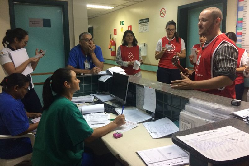 Os familiares e amigos de Simeão Lira vivenciaram uma terça-feira diferente. Ontem, 25, eles viajaram 110 quilômetros entre as cidades de Palestina e Marabá para cumprir a promessa feita pela mãe de Simeão à Nossa Senhora de Fátima, quando ele estava internado no Hospital Regional do Sudeste do Pará - Dr. Geraldo Veloso (HRSP), em decorrência de um acidente de motocicleta. Foi doando sangue que o grupo retribuiu a recuperação bem-sucedida, emocionando as pessoas que aguardavam no posto de coleta montado pelo Hemopa Marabá no Hospital.

FOTO: ASCOM HRPM
DATA: 26.06.2019
MARABÁ - PARÁ <div class='credito_fotos'>Foto: Ascom / HRPM   |   <a href='/midias/2019/originais/2796_mobilizacaointernadogrupoamigosdesangue_.jpg' download><i class='fa-solid fa-download'></i> Download</a></div>