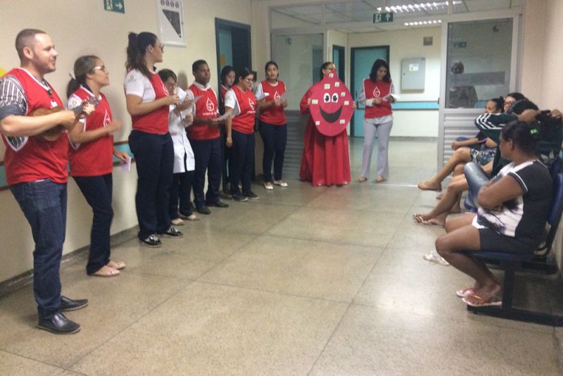 Os familiares e amigos de Simeão Lira vivenciaram uma terça-feira diferente. Ontem, 25, eles viajaram 110 quilômetros entre as cidades de Palestina e Marabá para cumprir a promessa feita pela mãe de Simeão à Nossa Senhora de Fátima, quando ele estava internado no Hospital Regional do Sudeste do Pará - Dr. Geraldo Veloso (HRSP), em decorrência de um acidente de motocicleta. Foi doando sangue que o grupo retribuiu a recuperação bem-sucedida, emocionando as pessoas que aguardavam no posto de coleta montado pelo Hemopa Marabá no Hospital.

FOTO: ASCOM HRPM
DATA: 26.06.2019
MARABÁ - PARÁ <div class='credito_fotos'>Foto: Ascom / HRPM   |   <a href='/midias/2019/originais/2796_mobilizacaointernadogrupoamigosdesangue_2.jpg' download><i class='fa-solid fa-download'></i> Download</a></div>