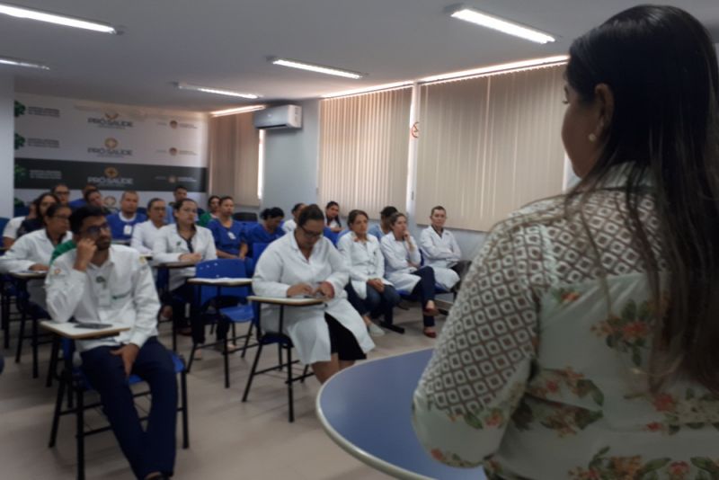 Os familiares e amigos de Simeão Lira vivenciaram uma terça-feira diferente. Ontem, 25, eles viajaram 110 quilômetros entre as cidades de Palestina e Marabá para cumprir a promessa feita pela mãe de Simeão à Nossa Senhora de Fátima, quando ele estava internado no Hospital Regional do Sudeste do Pará - Dr. Geraldo Veloso (HRSP), em decorrência de um acidente de motocicleta. Foi doando sangue que o grupo retribuiu a recuperação bem-sucedida, emocionando as pessoas que aguardavam no posto de coleta montado pelo Hemopa Marabá no Hospital.

FOTO: ASCOM HRPM
DATA: 26.06.2019
MARABÁ - PARÁ <div class='credito_fotos'>Foto: Ascom / HRPM   |   <a href='/midias/2019/originais/2796_palestradohemopanoregional.jpg' download><i class='fa-solid fa-download'></i> Download</a></div>