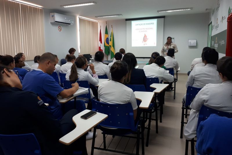 Os familiares e amigos de Simeão Lira vivenciaram uma terça-feira diferente. Ontem, 25, eles viajaram 110 quilômetros entre as cidades de Palestina e Marabá para cumprir a promessa feita pela mãe de Simeão à Nossa Senhora de Fátima, quando ele estava internado no Hospital Regional do Sudeste do Pará - Dr. Geraldo Veloso (HRSP), em decorrência de um acidente de motocicleta. Foi doando sangue que o grupo retribuiu a recuperação bem-sucedida, emocionando as pessoas que aguardavam no posto de coleta montado pelo Hemopa Marabá no Hospital.

FOTO: ASCOM HRPM
DATA: 26.06.2019
MARABÁ - PARÁ <div class='credito_fotos'>Foto: Ascom / HRPM   |   <a href='/midias/2019/originais/2796_palestradohemopanoregional_.jpg' download><i class='fa-solid fa-download'></i> Download</a></div>