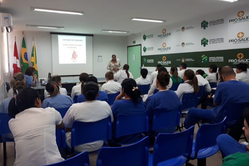 Os familiares e amigos de Simeão Lira vivenciaram uma terça-feira diferente. Ontem, 25, eles viajaram 110 quilômetros entre as cidades de Palestina e Marabá para cumprir a promessa feita pela mãe de Simeão à Nossa Senhora de Fátima, quando ele estava internado no Hospital Regional do Sudeste do Pará - Dr. Geraldo Veloso (HRSP), em decorrência de um acidente de motocicleta. Foi doando sangue que o grupo retribuiu a recuperação bem-sucedida, emocionando as pessoas que aguardavam no posto de coleta montado pelo Hemopa Marabá no Hospital.

FOTO: ASCOM HRPM
DATA: 26.06.2019
MARABÁ - PARÁ <div class='credito_fotos'>Foto: Ascom / HRPM   |   <a href='/midias/2019/originais/2796_palestradohemopanoregional_1.jpg' download><i class='fa-solid fa-download'></i> Download</a></div>