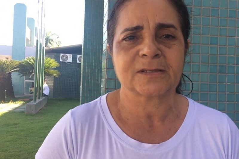 Os familiares e amigos de Simeão Lira vivenciaram uma terça-feira diferente. Ontem, 25, eles viajaram 110 quilômetros entre as cidades de Palestina e Marabá para cumprir a promessa feita pela mãe de Simeão à Nossa Senhora de Fátima, quando ele estava internado no Hospital Regional do Sudeste do Pará - Dr. Geraldo Veloso (HRSP), em decorrência de um acidente de motocicleta. Foi doando sangue que o grupo retribuiu a recuperação bem-sucedida, emocionando as pessoas que aguardavam no posto de coleta montado pelo Hemopa Marabá no Hospital.

NA FOTO: Sônia lira
FOTO: ASCOM HRPM
DATA: 26.06.2019
MARABÁ - PARÁ <div class='credito_fotos'>Foto: Ascom / HRPM   |   <a href='/midias/2019/originais/2796_sonia_lira.jpg' download><i class='fa-solid fa-download'></i> Download</a></div>