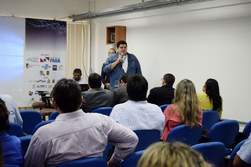 Durante a abertura do segundo dia da Semana Estadual, o Diretor de Ciência e Tecnologia da Sectet, Deméthrius Lucena, ressaltou a importância da realização de momentos como este, que promovem a integração entre academia, poder público e inciativa privada em um debate acerca da importância da educação, ciência, tecnologia e inovação (CT&I) para o desenvolvimento do estado. "Precisamos incluir a agenda de CT&I na educação desde os níveis mais básicos até a aplicação. A Secretaria também está realizando eventos específicos, como o Desenvolve Pará, que promove o encontro entre pesquisador, produtores e exportadores, por exemplo. Precisamos estar integrados para criar novos produtos e trocar conhecimento. O Pará precisa do nosso conhecimento para gerar desenvolvimento", enfatizou. <div class='credito_fotos'>Foto: Divulgação   |   <a href='/midias/2019/originais/2797_diretordemethriuslucenanaaberturadodia2.jpg' download><i class='fa-solid fa-download'></i> Download</a></div>