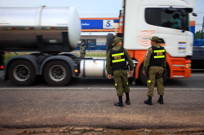 Excepcionalmente, será permitida a circulação de veículos, durante os horários de restrição, a caminhões que estejam previamente cadastrados mediante Autorização Especial de Trânsito para Caminhões (AETC), a ser requerida junto ao Departamento de Trânsito do Estado do Pará (Detran/PA).

FOTO: MAYCON NUNES / AGÊNCIA PARÁ
DATA: 01.02.2019
BELÉM - PARÁ <div class='credito_fotos'>Foto: Maycon Nunes / Ag. Pará   |   <a href='/midias/2019/originais/27cd3a10-39bd-49cc-b2ad-6b0d17428d2a.jpg' download><i class='fa-solid fa-download'></i> Download</a></div>