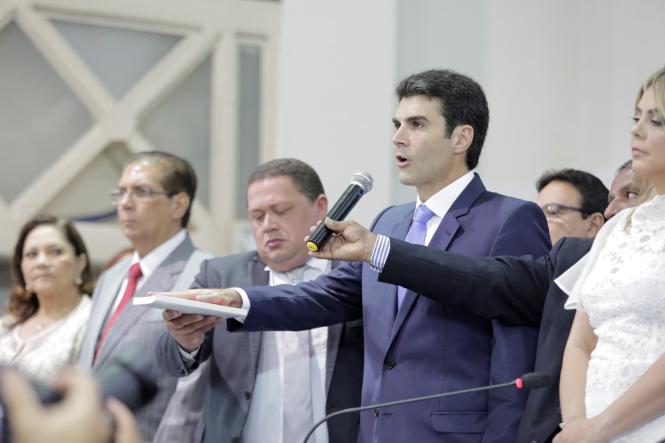 Helder Barbalho (foto) tomou posse como governador do estado do Pará para o quadriênio 2019-2022, ao lado do vice, Lúcio Vale. A sessão solene ocorreu na manhã desta terça-feira (1°), em Belém, no plenário Newton Miranda, da Assembleia Legislativa do Pará (Alepa), e contou com a participação de deputados estaduais e federais, prefeitos, vereadores, secretários escolhidos para compor o novo governo, bem como demais autoridades locais e lideranças dos mais diversos setores. Compuseram a mesa solene, a presidente em exercício da Alepa, a deputada estadual Cilene Couto, o Desembargador do Tribunal de Justiça do Estado do Pará, José Maria Teixeira do Rosário, o senador da República Jader Barbalho, a deputada federal Elcione Barbalho, o vice-prefeito de Belém, Orlando Reis, a presidente do Tribunal de Contas do Estado do Pará, conselheira Lourdes Lima, e o quarto secretário da mesa diretora da Alepa, deputado Soldado Tércio.

FOTO: MARCO SANTOS
DATA: 01.01.2019
BELÉM - PARÁ <div class='credito_fotos'>Foto: MARCO SANTOS   |   <a href='/midias/2019/originais/27d1e502-84c8-4e4e-8421-0662f2eec9be.jpg' download><i class='fa-solid fa-download'></i> Download</a></div>