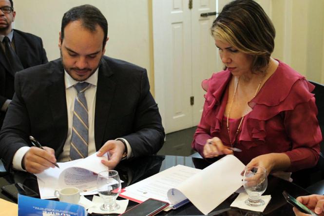 Um Acordo de Cooperação Técnica e Assistência Mútua foi assinado nesta segunda-feira (11), entre a Auditoria Geral do Estado (AGE), responsável pela fiscalização dos repasses financeiros de recursos do erário público, e o Ministério Público de Contas do Pará (MPC). A intenção do documento é possibilitar o intercâmbio de informações.

FOTO: ASCOM AGE
DATA: 12.02.2019
BELÉM - PARÁ <div class='credito_fotos'>Foto: ASCOM AGE   |   <a href='/midias/2019/originais/27ee209f-e3a2-4f40-940d-5237426e2c15.jpg' download><i class='fa-solid fa-download'></i> Download</a></div>