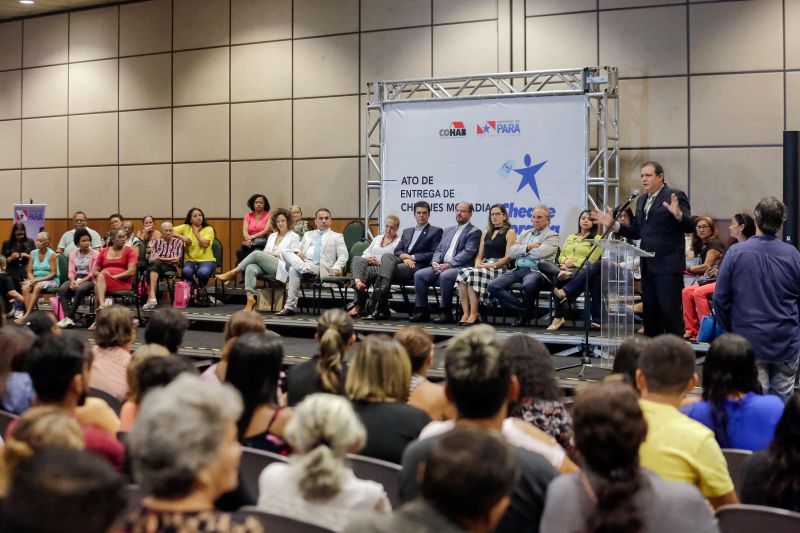 Emoção em poder começar a realizar um sonho. Foi com esse sentimento que a produtora rural Maria do Socorro da Silva recebeu, nesta quarta-feira (26), um dos 580 cheques moradia entregues para a população da região metropolitana de Belém e municípios de Castanhal, Acará e Cametá. O evento contou com a participação do governador Helder Barbalho e do vice, Lúcio Vale, e foi realizado no Hangar Centro de Convenções, na capital paraense. O investimento é de R$ 3,5 milhões. <div class='credito_fotos'>Foto: Marco Santos / Ag. Pará   |   <a href='/midias/2019/originais/2800_governoentregademaisde500chequesmoradia20190626_marcosantos_0003.jpg' download><i class='fa-solid fa-download'></i> Download</a></div>