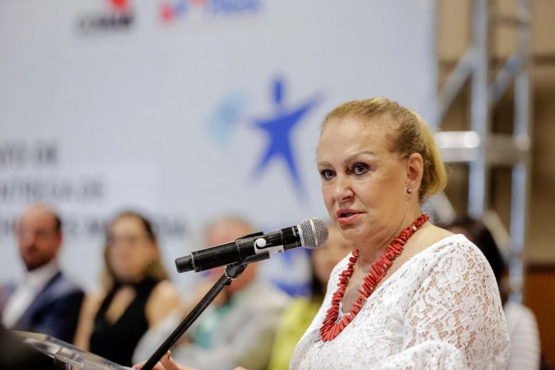 Emoção em poder começar a realizar um sonho. Foi com esse sentimento que a produtora rural Maria do Socorro da Silva recebeu, nesta quarta-feira (26), um dos 580 cheques moradia entregues para a população da região metropolitana de Belém e municípios de Castanhal, Acará e Cametá. O evento contou com a participação do governador Helder Barbalho e do vice, Lúcio Vale, e foi realizado no Hangar Centro de Convenções, na capital paraense. O investimento é de R$ 3,5 milhões. <div class='credito_fotos'>Foto: Marco Santos / Ag. Pará   |   <a href='/midias/2019/originais/2800_governoentregademaisde500chequesmoradia20190626_marcosantos_0005.jpg' download><i class='fa-solid fa-download'></i> Download</a></div>