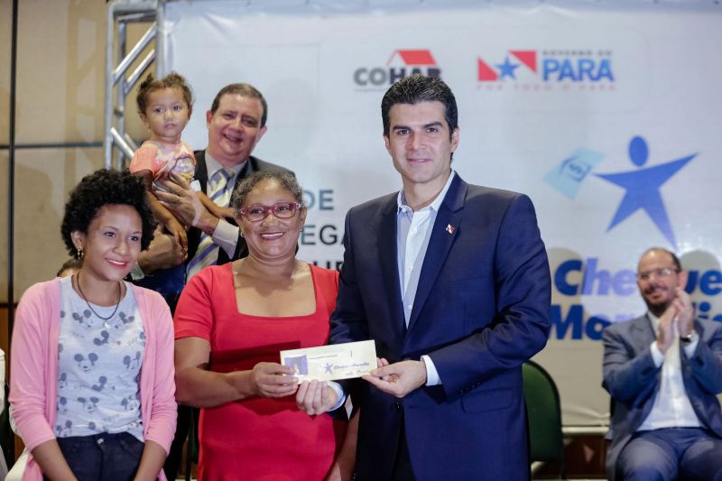 Emoção em poder começar a realizar um sonho. Foi com esse sentimento que a produtora rural Maria do Socorro da Silva recebeu, nesta quarta-feira (26), um dos 580 cheques moradia entregues para a população da região metropolitana de Belém e municípios de Castanhal, Acará e Cametá. O evento contou com a participação do governador Helder Barbalho e do vice, Lúcio Vale, e foi realizado no Hangar Centro de Convenções, na capital paraense. O investimento é de R$ 3,5 milhões. <div class='credito_fotos'>Foto: Marco Santos / Ag. Pará   |   <a href='/midias/2019/originais/2800_governoentregademaisde500chequesmoradia20190626_marcosantos_0013.jpg' download><i class='fa-solid fa-download'></i> Download</a></div>