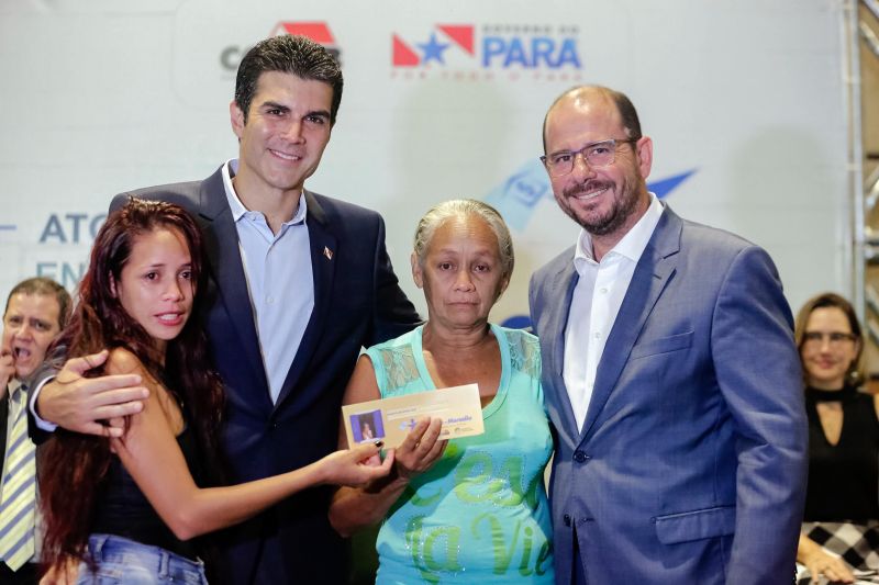 Emoção em poder começar a realizar um sonho. Foi com esse sentimento que a produtora rural Maria do Socorro da Silva recebeu, nesta quarta-feira (26), um dos 580 cheques moradia entregues para a população da região metropolitana de Belém e municípios de Castanhal, Acará e Cametá. O evento contou com a participação do governador Helder Barbalho e do vice, Lúcio Vale, e foi realizado no Hangar Centro de Convenções, na capital paraense. O investimento é de R$ 3,5 milhões. <div class='credito_fotos'>Foto: Marco Santos / Ag. Pará   |   <a href='/midias/2019/originais/2800_governoentregademaisde500chequesmoradia20190626_marcosantos_0016.jpg' download><i class='fa-solid fa-download'></i> Download</a></div>