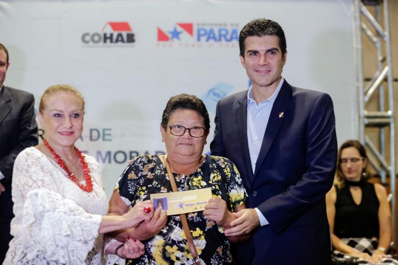Emoção em poder começar a realizar um sonho. Foi com esse sentimento que a produtora rural Maria do Socorro da Silva recebeu, nesta quarta-feira (26), um dos 580 cheques moradia entregues para a população da região metropolitana de Belém e municípios de Castanhal, Acará e Cametá. O evento contou com a participação do governador Helder Barbalho e do vice, Lúcio Vale, e foi realizado no Hangar Centro de Convenções, na capital paraense. O investimento é de R$ 3,5 milhões. <div class='credito_fotos'>Foto: Marco Santos / Ag. Pará   |   <a href='/midias/2019/originais/2800_governoentregademaisde500chequesmoradia20190626_marcosantos_0017.jpg' download><i class='fa-solid fa-download'></i> Download</a></div>