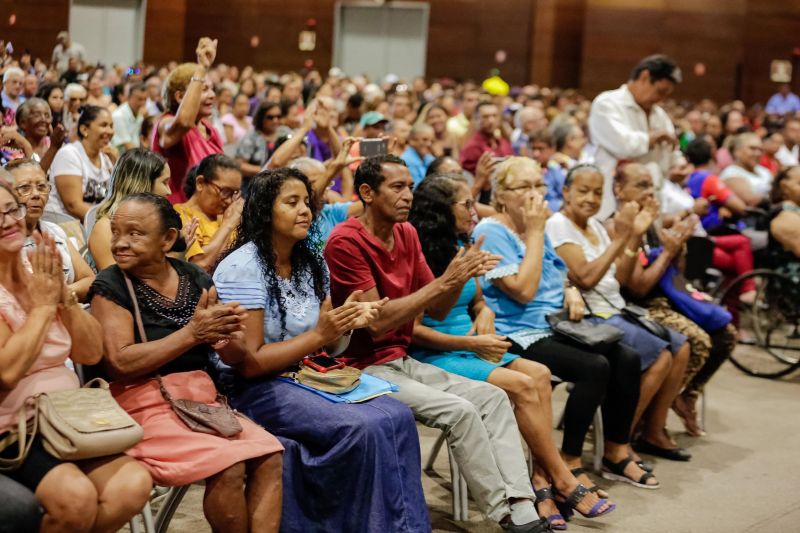 Emoção em poder começar a realizar um sonho. Foi com esse sentimento que a produtora rural Maria do Socorro da Silva recebeu, nesta quarta-feira (26), um dos 580 cheques moradia entregues para a população da região metropolitana de Belém e municípios de Castanhal, Acará e Cametá. O evento contou com a participação do governador Helder Barbalho e do vice, Lúcio Vale, e foi realizado no Hangar Centro de Convenções, na capital paraense. O investimento é de R$ 3,5 milhões. <div class='credito_fotos'>Foto: Marco Santos / Ag. Pará   |   <a href='/midias/2019/originais/2800_governoentregademaisde500chequesmoradia20190626_marcosantos_0024.jpg' download><i class='fa-solid fa-download'></i> Download</a></div>