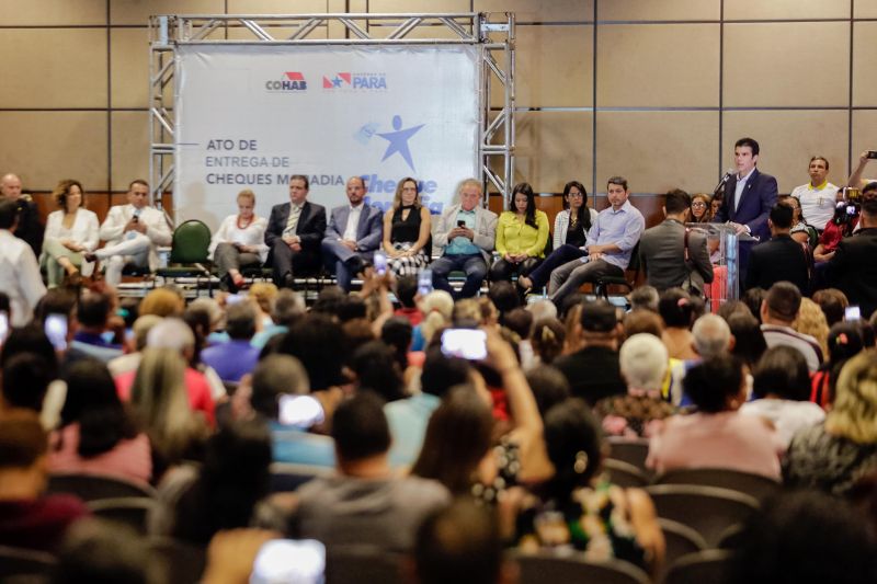 Emoção em poder começar a realizar um sonho. Foi com esse sentimento que a produtora rural Maria do Socorro da Silva recebeu, nesta quarta-feira (26), um dos 580 cheques moradia entregues para a população da região metropolitana de Belém e municípios de Castanhal, Acará e Cametá. O evento contou com a participação do governador Helder Barbalho e do vice, Lúcio Vale, e foi realizado no Hangar Centro de Convenções, na capital paraense. O investimento é de R$ 3,5 milhões. <div class='credito_fotos'>Foto: Marco Santos / Ag. Pará   |   <a href='/midias/2019/originais/2800_governoentregademaisde500chequesmoradia20190626_marcosantos_0026.jpg' download><i class='fa-solid fa-download'></i> Download</a></div>