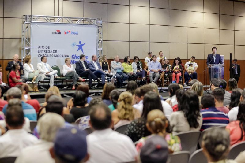 Emoção em poder começar a realizar um sonho. Foi com esse sentimento que a produtora rural Maria do Socorro da Silva recebeu, nesta quarta-feira (26), um dos 580 cheques moradia entregues para a população da região metropolitana de Belém e municípios de Castanhal, Acará e Cametá. O evento contou com a participação do governador Helder Barbalho e do vice, Lúcio Vale, e foi realizado no Hangar Centro de Convenções, na capital paraense. O investimento é de R$ 3,5 milhões. <div class='credito_fotos'>Foto: Marco Santos / Ag. Pará   |   <a href='/midias/2019/originais/2800_governoentregademaisde500chequesmoradia20190626_marcosantos_0027.jpg' download><i class='fa-solid fa-download'></i> Download</a></div>