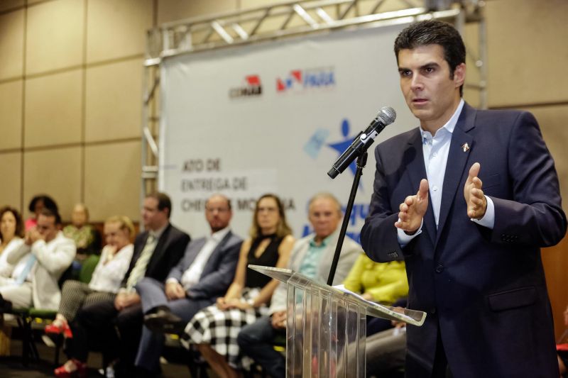 Emoção em poder começar a realizar um sonho. Foi com esse sentimento que a produtora rural Maria do Socorro da Silva recebeu, nesta quarta-feira (26), um dos 580 cheques moradia entregues para a população da região metropolitana de Belém e municípios de Castanhal, Acará e Cametá. O evento contou com a participação do governador Helder Barbalho e do vice, Lúcio Vale, e foi realizado no Hangar Centro de Convenções, na capital paraense. O investimento é de R$ 3,5 milhões. <div class='credito_fotos'>Foto: Marco Santos / Ag. Pará   |   <a href='/midias/2019/originais/2800_governoentregademaisde500chequesmoradia20190626_marcosantos_0029.jpg' download><i class='fa-solid fa-download'></i> Download</a></div>