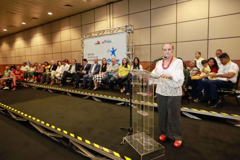 Emoção em poder começar a realizar um sonho. Foi com esse sentimento que a produtora rural Maria do Socorro da Silva recebeu, nesta quarta-feira (26), um dos 580 cheques moradia entregues para a população da região metropolitana de Belém e municípios de Castanhal, Acará e Cametá. O evento contou com a participação do governador Helder Barbalho e do vice, Lúcio Vale, e foi realizado no Hangar Centro de Convenções, na capital paraense. O investimento é de R$ 3,5 milhões. <div class='credito_fotos'>Foto: Marco Santos / Ag. Pará   |   <a href='/midias/2019/originais/2800_governoentregademaisde500chequesmoradia20190626_marcosantos_0046.jpg' download><i class='fa-solid fa-download'></i> Download</a></div>