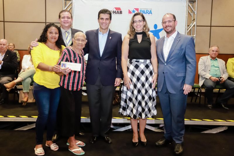 Emoção em poder começar a realizar um sonho. Foi com esse sentimento que a produtora rural Maria do Socorro da Silva recebeu, nesta quarta-feira (26), um dos 580 cheques moradia entregues para a população da região metropolitana de Belém e municípios de Castanhal, Acará e Cametá. O evento contou com a participação do governador Helder Barbalho e do vice, Lúcio Vale, e foi realizado no Hangar Centro de Convenções, na capital paraense. O investimento é de R$ 3,5 milhões. <div class='credito_fotos'>Foto: Marco Santos / Ag. Pará   |   <a href='/midias/2019/originais/2800_governoentregademaisde500chequesmoradia20190626_marcosantos_0056.jpg' download><i class='fa-solid fa-download'></i> Download</a></div>