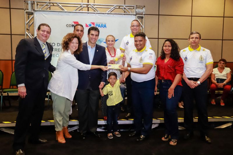 Emoção em poder começar a realizar um sonho. Foi com esse sentimento que a produtora rural Maria do Socorro da Silva recebeu, nesta quarta-feira (26), um dos 580 cheques moradia entregues para a população da região metropolitana de Belém e municípios de Castanhal, Acará e Cametá. O evento contou com a participação do governador Helder Barbalho e do vice, Lúcio Vale, e foi realizado no Hangar Centro de Convenções, na capital paraense. O investimento é de R$ 3,5 milhões. <div class='credito_fotos'>Foto: Marco Santos / Ag. Pará   |   <a href='/midias/2019/originais/2800_governoentregademaisde500chequesmoradia20190626_marcosantos_0061.jpg' download><i class='fa-solid fa-download'></i> Download</a></div>